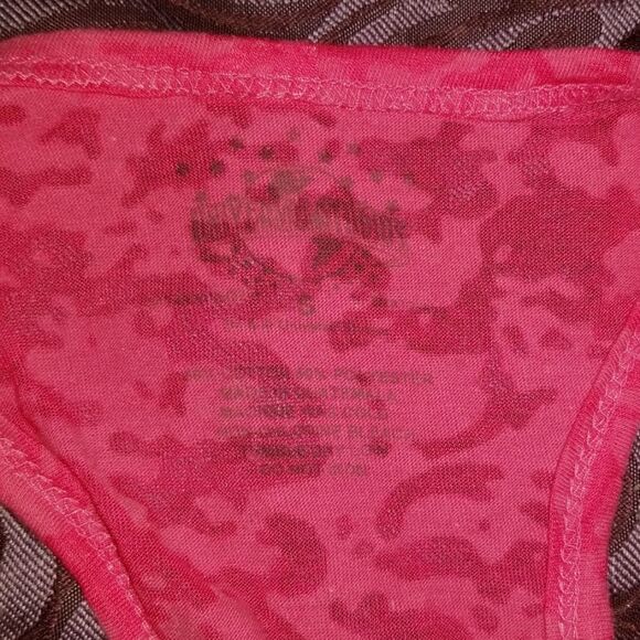 🦋3/$15💰Tank top by Universal Studio 💥Final Price💥 - Picture 3 of 3